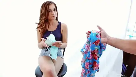 Kharlie Stone Portant Des Sous-vêtements Et Conversant Avec Le Garçon