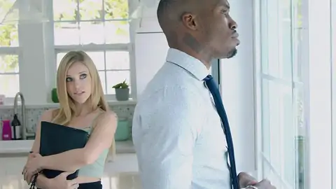 Blauhaarige Blondine Gibt Einem Schwarzen Schwanz Einen Blowjob